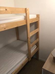 een houten stapelbed in een kamer bij petit maison Indépendant ile oleron sans ext in Grand-Village-Plage