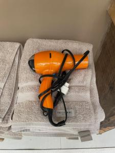 an orange hairdryer sitting on top of a box at Casablanca Villas CB in Brumadinho