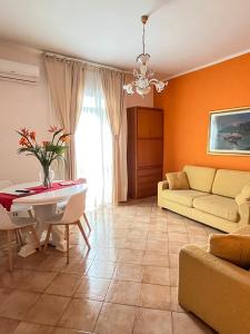 un soggiorno con divano e tavolo di Appartamento da Marietta a Tivoli Terme