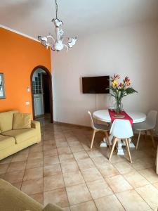 - un salon avec une table et un canapé dans l'établissement Appartamento da Marietta, à Tivoli Terme