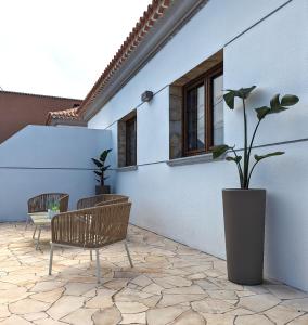 un patio con 2 sillas y una maceta en La Palma Nature, en Barlovento 25 fotos más