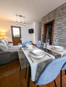 sala de estar con mesa con sillas y sofá en La Palma Nature, en Barlovento