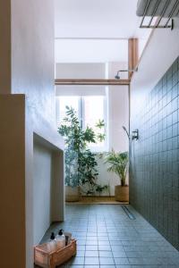 ein Bad mit Dusche und Fliesenboden in der Unterkunft Violet Suites in Gent