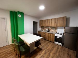 Ett kök eller pentry på Besim Apartament