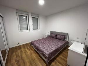Säng eller sängar i ett rum på Besim Apartament