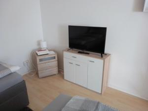 a living room with a flat screen tv on a cabinet at Benjamin 1 in Plauen