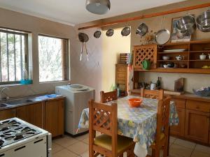 a kitchen with a table with chairs and a stove at Casaelqui in Vicuña