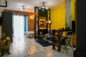 een woonkamer met een tafel en gele muren bij Industrial Kato in Katowice +15 foto's