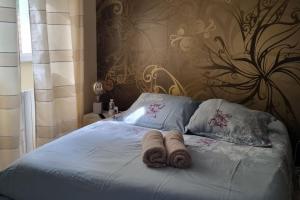 a bed with two towels on top of it at Magnifique maison d'architecte Bordeaux Mérignac in Mérignac