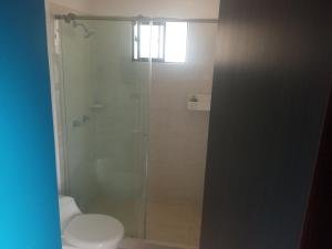 a bathroom with a glass shower with a toilet at Hospédate cerca al aeropuerto Matecaña in Pereira
