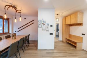 ボルミオにあるCentre of Old Town, Fully Renovated, Amazing Views & Car Parkのダイニングルーム、キッチン(長いテーブルと椅子付) +9枚の写真