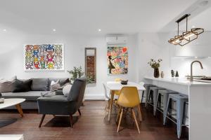 モントリオールにあるLiV MTL Sohoのソファとテーブルのあるリビングルーム