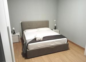 una camera da letto con un grande letto con due comodini di Residenza delle Nazioni a Gatteo a Mare