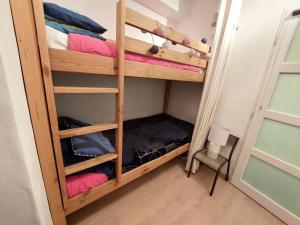 um quarto com beliches num quarto com uma porta em Résidence Montcalm D - Studio pour 3 Personnes 704 em Aix-les-Bains