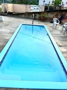 una gran piscina azul en un patio en Casa completa em Santana de Parnaíba en Santana de Parnaíba