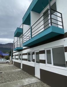 ein Gebäude mit Balkon darüber in der Unterkunft Yoppen: Duplex 2 dormitorios en Ushuaia in Ushuaia
