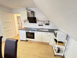 a kitchen with a sink and a stove at Zentrale Wohnung I 5G Internet I Netflix I in Iserlohn