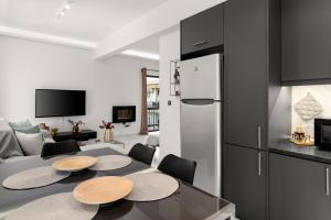 kuchnia i salon ze stołem i krzesłami w obiekcie Luxury apartment in Glyfada(near metro station)C82 w Atenach