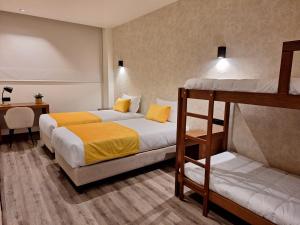 Postel nebo postele na pokoji v ubytování 3M Hostel & Suites
