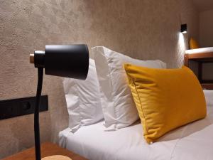 Postel nebo postele na pokoji v ubytování 3M Hostel & Suites