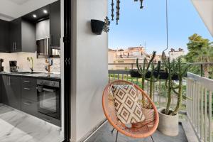 balkon z kuchnią i stołem w obiekcie Luxury apartment in Glyfada(near metro station)C82 w Atenach