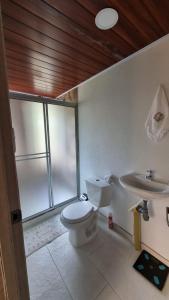 a bathroom with a toilet and a sink at Casa de Huespedes - NaturaLove in Monguí