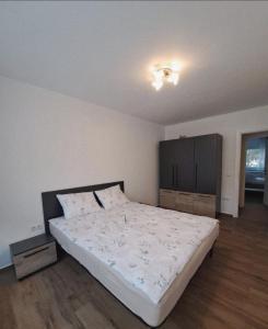 A bed or beds in a room at Apartment Iris bedroom living and parking voucher vacanță