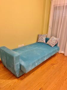 Cama en habitación con sofá azul en Elegant Villa in Sheikh Zayed City, Egypt - Families Only, en Sheikh Zayed