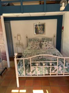 een slaapkamer met een bed in een kamer bij La Faisanderie in Saint-Florent-sur-Cher