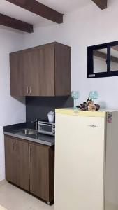 La cuisine est équipée d'un réfrigérateur et d'un four micro-ondes. dans l'établissement Cabaña/finca, à Rionegro