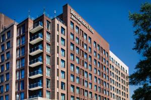 un edificio alto con un cartel en el costado en Residence Inn by Marriott Raleigh Downtown en Raleigh