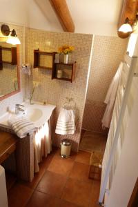 加爾的聖讓的住宿－La Clède de Monéry，一间带水槽和镜子的浴室