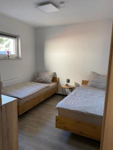 a bedroom with two beds and a window at Alte Schlossgärtnerei Bebertal in Bebertal Zwei