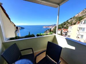 balcón con 2 sillas y vistas al océano en Blue Star Apartments, en Dubrovnik