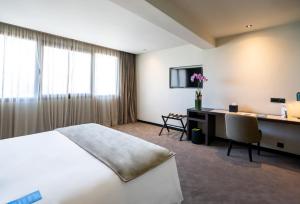 Habitación de hotel con cama y escritorio en JM Suites Hotel Eco-Friendly Casablanca, en Casablanca