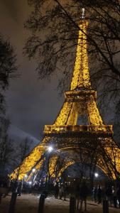 Blick auf den Eiffelturm in der Nacht in der Unterkunft Charmante maison proche de Disney in Lagny