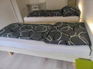 two beds in a small room withskirts at hoteliving am Bahnhof in Pohlheim