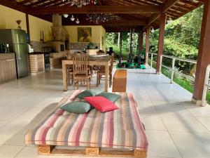 un letto nel mezzo di una cucina con tavolo di Casa Oásis: Requinte, Paz e Conforto na Natureza ad Atibaia