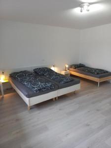 two twin beds in a room with at hoteliving am Bahnhof in Pohlheim