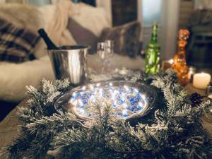 Una mesa con un centro de Navidad con un tazón. en Cozy Chalet by lake & Nature en Saint-Raymond