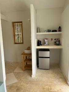 uma cozinha com um balcão e uma mesa num quarto em Casita Cayena em Las Galeras