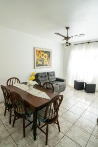 Et opholdsområde på Boqueirão Praia Mar - 2 dormits - Espaçoso e ideal para famílias - WI FI - 250m da praia - Estacionamento Gratuito até 8 hóspedes - na avenida do comércio principal de Praia Grande