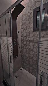 a bathroom with a shower with a glass door at 더 Shipsa-ho 제다 in Jeddah