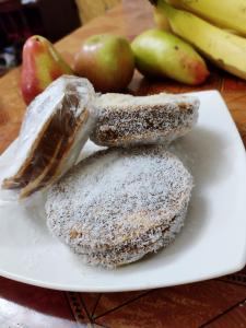 tres trozos de pan en un plato con manzanas y plátanos en Cabañas Volcán Dormido, en Hornopirén