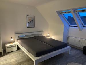 - une chambre avec un lit et deux lumières sur les tables dans l'établissement TraumAppartment, à Mönchengladbach
