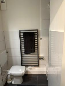 La salle de bains est pourvue de toilettes blanches et d'une fenêtre. dans l'établissement TraumAppartment, à Mönchengladbach