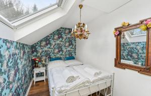 A bed or beds in a room at Awesome Home In Sulz Am Neckar With Wi-fi