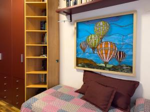 1 dormitorio con 2 globos de aire caliente pintados en la pared en Cozy Apartment close to Milan Rho Fair MIND, en Rho