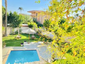 a backyard with a swimming pool and a house at فيلا in fayed in ‘Ezbet el-Ibrâshi