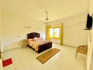 1 dormitorio con cama y ventana en فيلا in fayed, en ‘Ezbet el-Ibrâshi